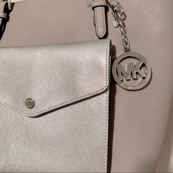 ❌SOLD❌Michael Kors Jet Set Tote Leather Grey Silver Bag - Picture 7 of 16
